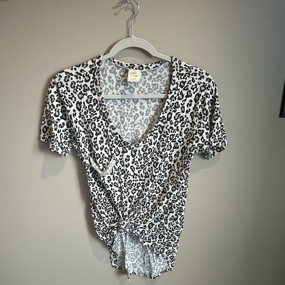 (S) white crow cheetah v neck t-shirt